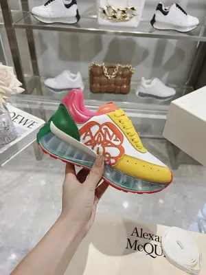 p710 上新ALEXANDER MCQUEEN/亞歷山大麥昆 2024春夏男Sprint運動情侶款 鞋側面飾有時尚個性字母seal Logo組合雕花標誌 內裡網 牛皮墊腳，原版開模透明氣墊底  精美全套包裝 另配有一幅鞋帶 35-45