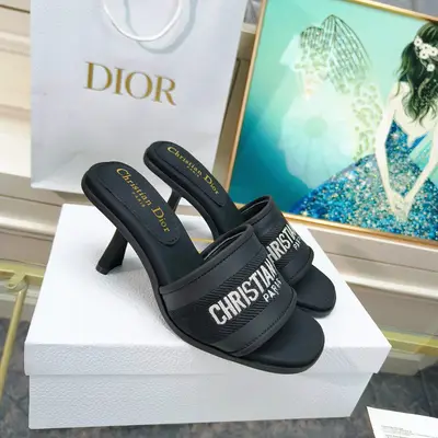 Dior夏季又一爆款來啦👍👍全羊皮可調節平底/高跟拖鞋💰630💰鞋面採用進口羊皮全手工制定，適用任何腳型。加厚耐磨大底使上腳更加舒適，走路更穩。跟高：平跟2cm，中跟5cm，高跟8.5cm。