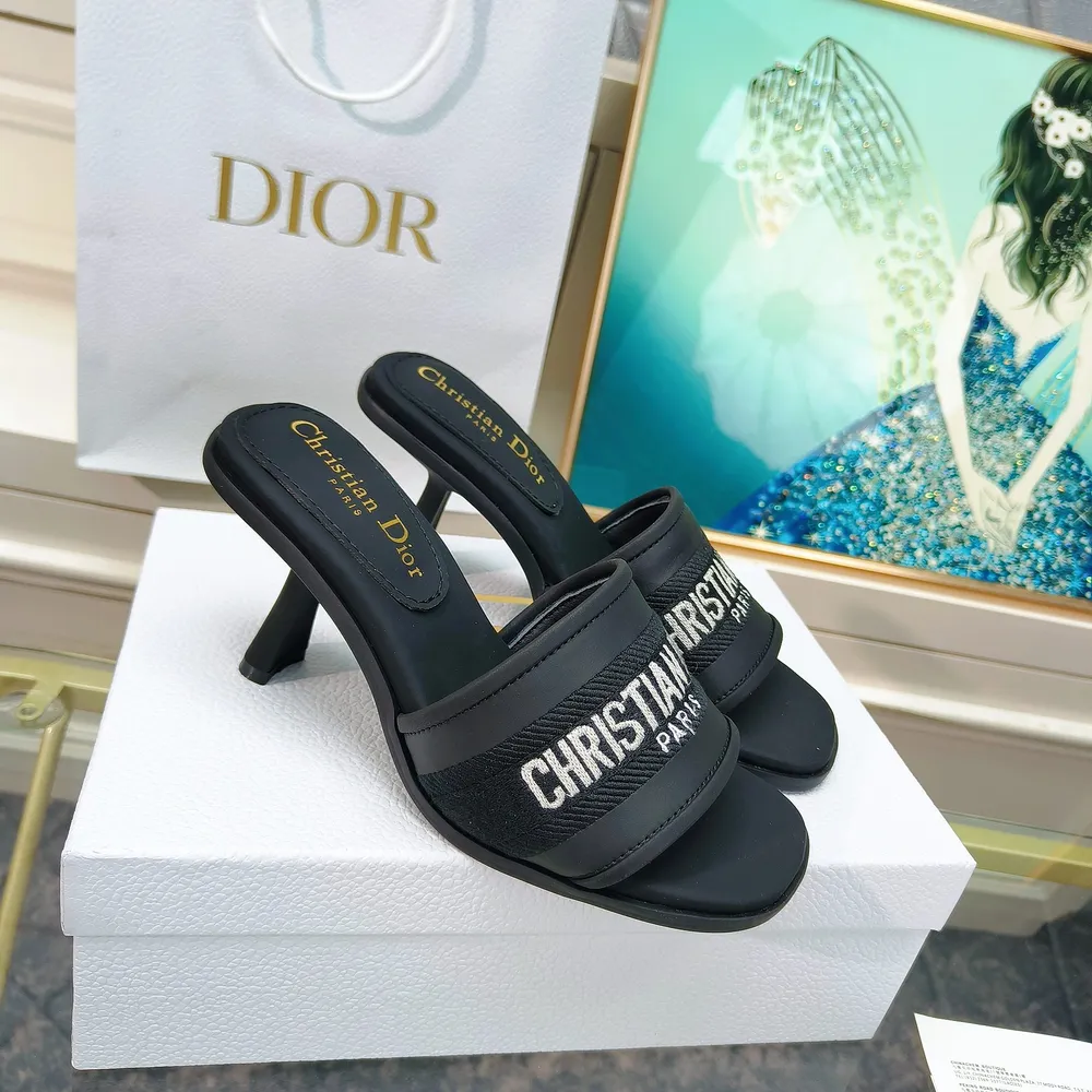 Dior夏季又一爆款來啦👍👍全羊皮可調節平底/高跟拖鞋💰630💰鞋面採用進口羊皮全手工制定，適用任何腳型。加厚耐磨大底使上腳更加舒適，走路更穩。跟高：平跟2cm，中跟5cm，高跟8.5cm。