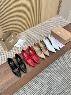 全年出貨💝Christian Louboutin CL👠 《漆皮包邊工藝系列》高貴奢華 真真正正的blingbling✨ 真材實料 、所有都由版師全鞋訂製、材料更是採用原版定製材料 做到了原版的味道 5個顏色選擇💍鞋面：進口👉牛漆皮