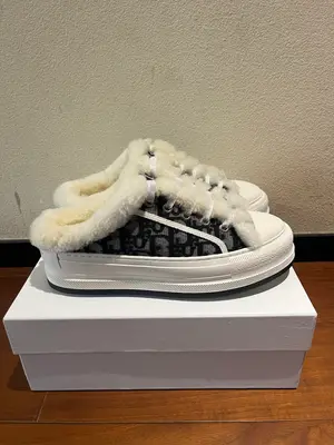 Dior 半拖真羊毛刺繡毛拖出貨啦