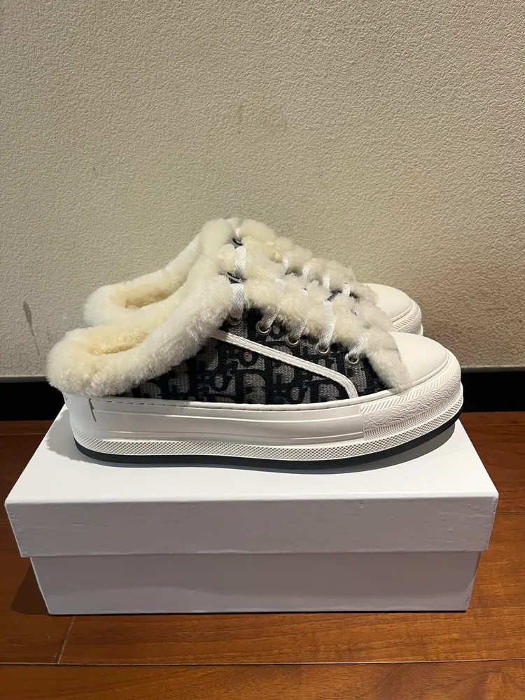 Dior 半拖真羊毛刺繡毛拖出貨啦