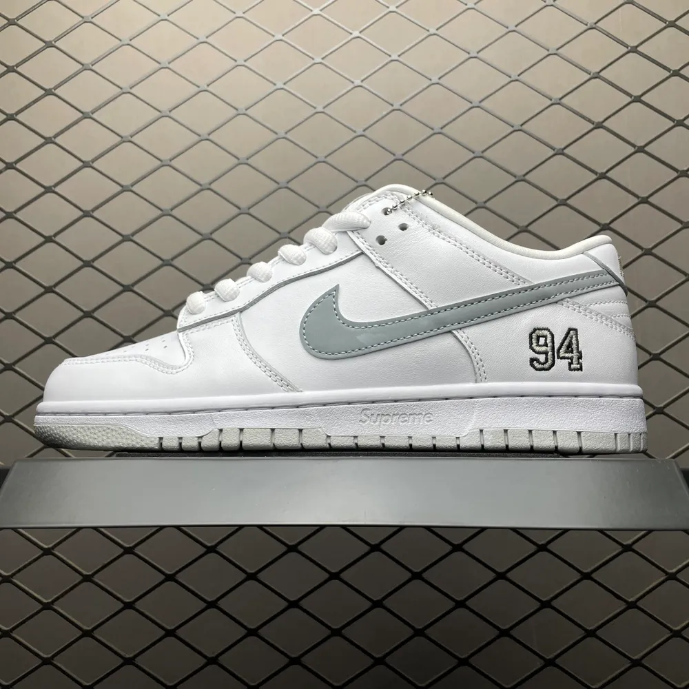 💰669   M版純原 Supreme x NK Dunk Low SUP 聯名款 低幫休閒滑板鞋 HQ8487-100 國內DUNK大系列領域T0品質專業出品 原廠材料打造 原廠豎紋包裝紙 鞋盒鋼印可區別市面版本 平臺外貿充Z 高階零售