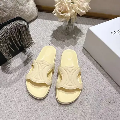 Celine(賽琳) 26春夏新款凱旋門拖鞋沙灘鞋火爆上新🔥，鞋面採用原版定製頭層油蠟皮（雙色效果明顯）油邊工藝➕電腦高溫高週波壓花工藝✨字型清晰鞋面立體感強💥一款經典百搭的拖鞋值得你夏日擁有🌹