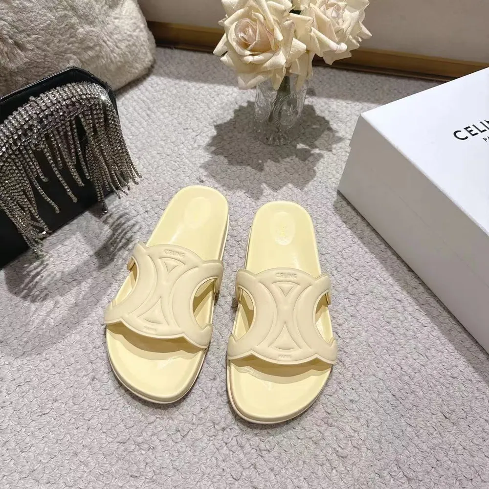 Celine(賽琳) 26春夏新款凱旋門拖鞋沙灘鞋火爆上新🔥，鞋面採用原版定製頭層油蠟皮（雙色效果明顯）油邊工藝➕電腦高溫高週波壓花工藝✨字型清晰鞋面立體感強💥一款經典百搭的拖鞋值得你夏日擁有🌹