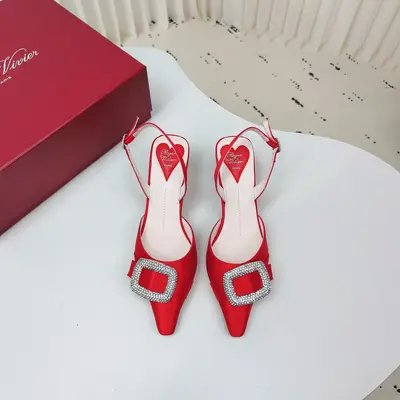 Roger vivier夏季爆款——Viv Canard高跟鑽扣中古涼鞋💰680💰濃郁綢緞上鑽扣閃爍，柔軟清雅裝點步履，嫻靜漫步陽光街角，光盈流轉，雅緻風韻盡攬浪漫氣息。後跟鞋帶可調節長短，採用義大利真皮大底，更顯高階！