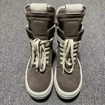 純原 Rick Owens 瑞克 歐文斯 高街經典休閒板鞋 配置天地蓋硬實禮盒(附贈棉布託購物袋一個) 升級原楦原紙版開發版型 採用進口絲絨麂皮革鞋面材質 小羊真皮內襯 全新資料開發奶香型TPU鋸齒紋耐磨橡膠鞋底