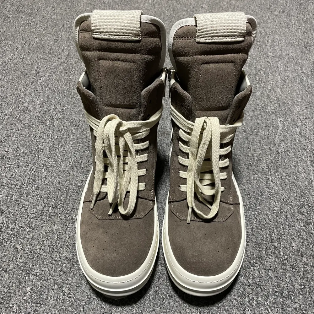 純原 Rick Owens 瑞克 歐文斯 高街經典休閒板鞋 配置天地蓋硬實禮盒(附贈棉布託購物袋一個) 升級原楦原紙版開發版型 採用進口絲絨麂皮革鞋面材質 小羊真皮內襯 全新資料開發奶香型TPU鋸齒紋耐磨橡膠鞋底