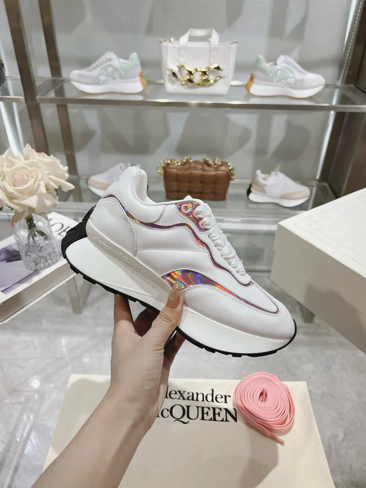 p710 ALEXANDER MCQUEEN/亞歷山大麥昆 2024春夏男Sprint運動情侶款 鞋側面飾有時尚個性字母seal Logo標誌 2層全皮工藝 高版本油邊 內裡羊皮 牛皮墊腳，不脫層不褪色，最新精美全套包裝 另配有一幅鞋帶 女