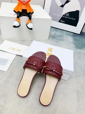春夏新款Dior D-Lane 迪奧拖鞋，經典風格。黑色牛皮革鞋面展示5D電秀藤格紋圖案，飾以金色飾面金屬 CD扣標誌，彰顯時尚氣質。加墊皮革內底打造舒適的穿著體驗，簡約的設計便於穿脫，打造休閒的造型。