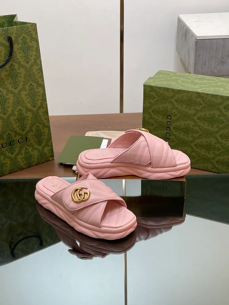 p590💰Gucci新品2024夏季新款 🆕厚底方頭鑽石V紋交叉帶拖鞋🔥🔥🔥女士雙G扣沙灘拖鞋 涼鞋😻 👏👏👏💋