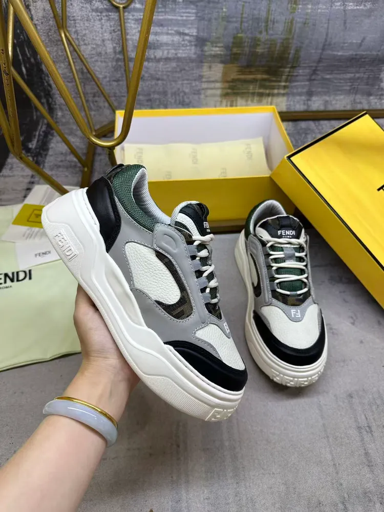 FENDI Force繫帶低幫鞋 冰白色全粒麵皮料材質，配軟墊設計元素。細節飾有棕色FF提花、光面灰色皮料與綠色科技布料。輕盈厚底白色鞋底，鞋頭及鞋跟帶FF圖案細節。男38-45P700