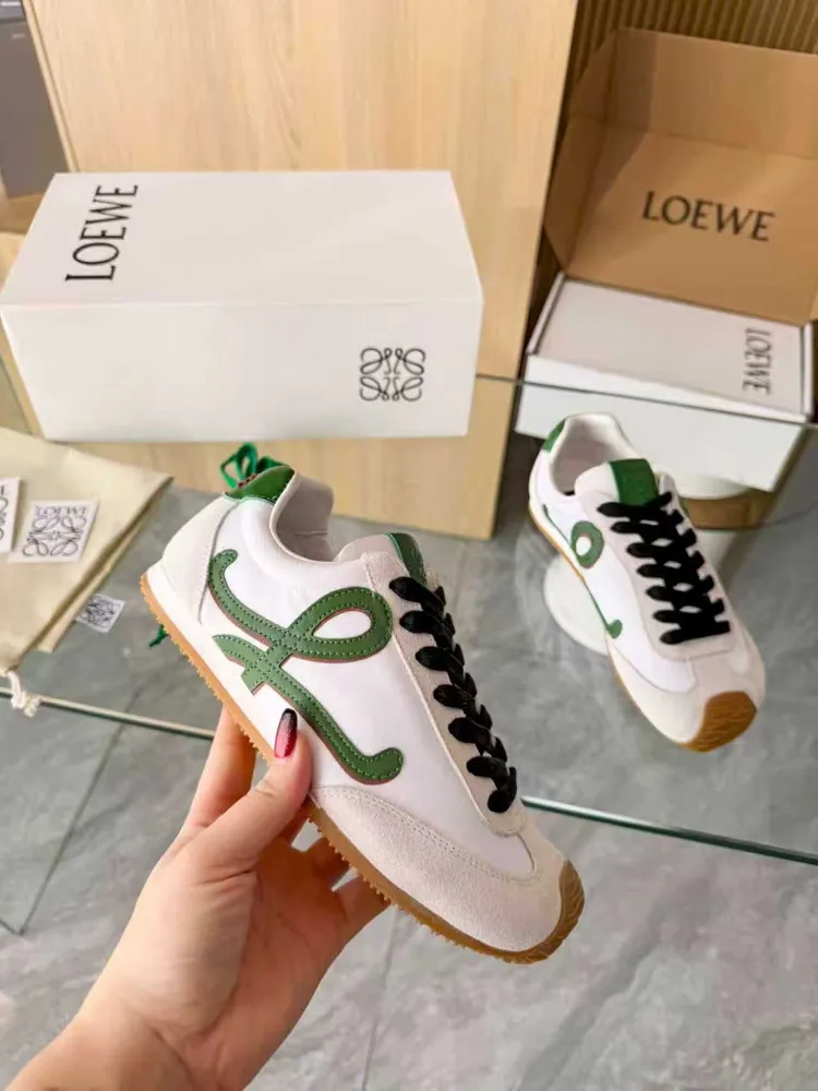 LOEWE 今年羅意威的鞋子是大大地火起來了,這款芭蕾休閒鞋,人手一雙的節奏