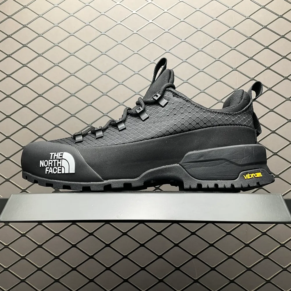 💰600 價格調整The North Face 北面 Glencl Yffe Low 戶外運動休閒登山越野徒步鞋 鞋底採用Vibram黃金大底 專門為鞋底設計的橡膠以出色的耐磨性 良好的防滑性或得不少戶外運動愛好者的喜愛 尺碼：40 41