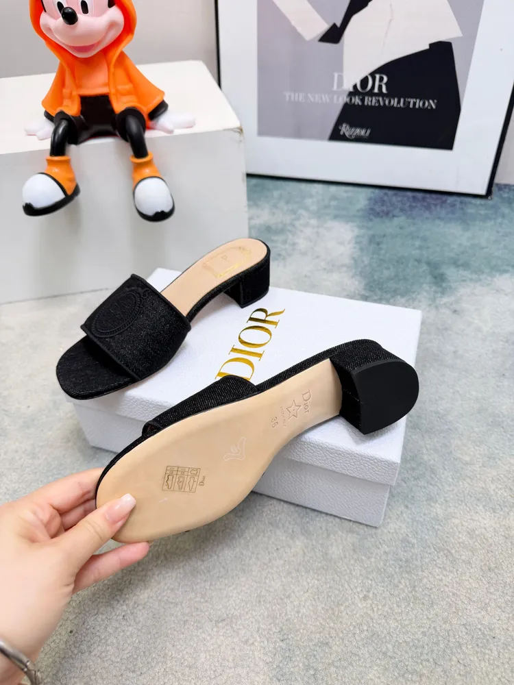 Dior 2026春夏系列拖鞋，牛仔藍Oblique壓紋刺繡，精緻優雅。鞋面寬版設計，Dior標誌超有辨識度，粗跟結構舒適好走，日常或度假都能輕鬆駕馭。Oblique壓紋是Dior經典元素，搭配刺繡，法式浪漫氛圍感拉滿！鞋底輕便，長時間穿也