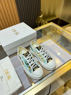 P650元 上新啦 🔥🔥DIOR（迪奧）Dioriviera Walk'n'Dior 運動鞋，這款厚底帆布鞋超吸睛！淺薄荷色鞋面像夏日微風，彩色圖案、字母刺繡“TROPEZ” 超有藝術感，側邊植物印花添自然氣息，白色鞋帶、鞋頭和厚底簡約
