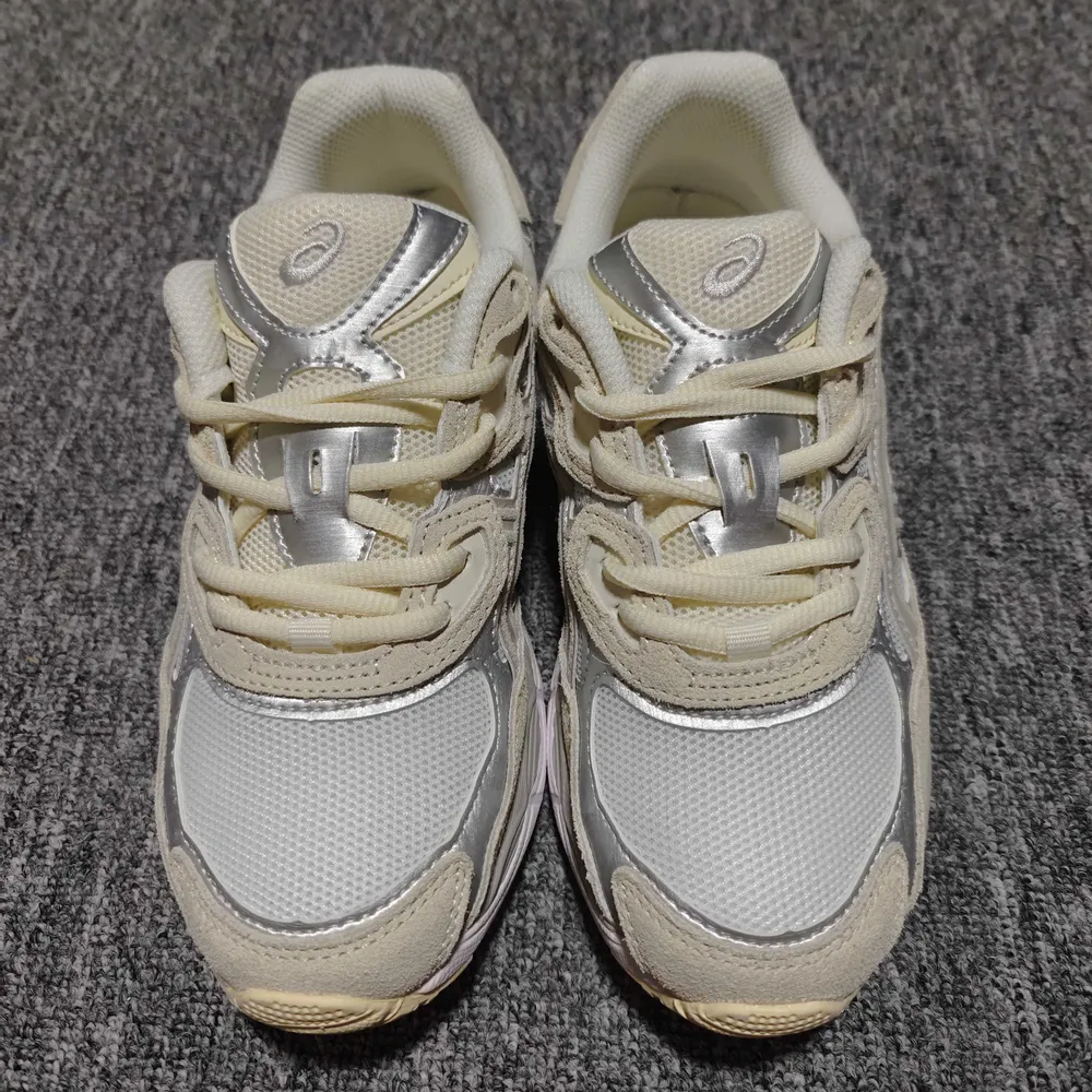 💰530  純原 Asics 亞瑟士 GEL-NYC 低幫運動休閒跑步鞋 1201A 789-105 外貿平臺專供 大廠出品 細節到位 區別市面通貨 尺碼：36 37 37.5 38 39 39.5 40 40.5 41.5 42 42.