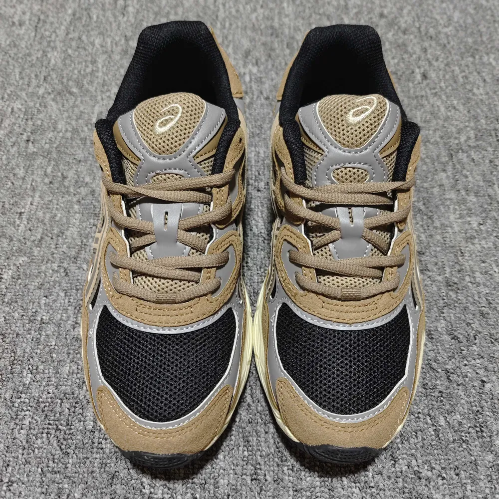 💰530  純原 Asics 亞瑟士 GEL-NYC 低幫運動休閒跑步鞋 1203A383-005 外貿平臺專供 大廠出品 細節到位 區別市面通貨 尺碼：36 37 37.5 38 39 39.5 40 40.5 41.5 42 42.5