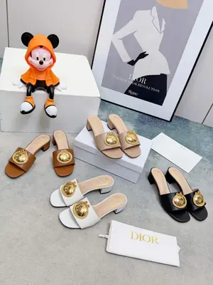 春夏新款Dior D-Lane 迪奧中跟拖鞋，經典風格。黑色牛皮革鞋面展示5D電秀藤格紋圖案，飾以金色飾面金屬 扣標誌，彰顯時尚氣質。加墊皮革內底打造舒適的穿著體驗，簡約的設計便於穿脫，打造休閒的造型。