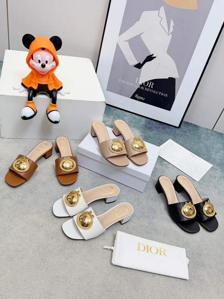 春夏新款Dior D-Lane 迪奧中跟拖鞋，經典風格。黑色牛皮革鞋面展示5D電秀藤格紋圖案，飾以金色飾面金屬 扣標誌，彰顯時尚氣質。加墊皮革內底打造舒適的穿著體驗，簡約的設計便於穿脫，打造休閒的造型。