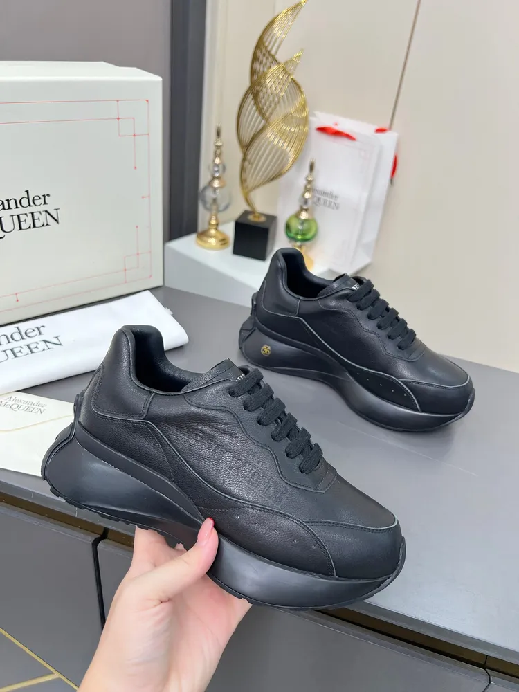 Alexander McQueen·亞歷山大麥昆🏆繫帶圓頭 低幫 生活休閒鞋 情侶鞋⛳️2025最新米蘭時裝週T臺走秀款，獨特個性的設計，上腳超有範，圓頭的設計讓腳趾得到完全的釋放。超下血本， 購入多雙原版，拆解復刻。超級爆款，專櫃品質！
