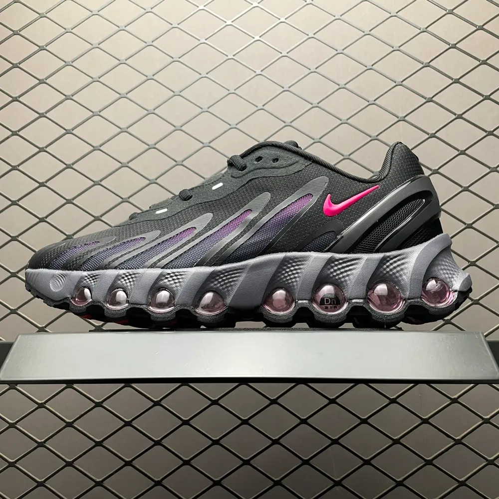 💰550 純原NK Air Max Dn8 氣墊跑鞋 FQ7860-103 全新鞋款在同側採用了圓柱倉式的設計，不僅有防滑耐磨性功能，還搭配了周圍一圈柔軟的泡棉材質，提供全新的複合腳感八成還是泡棉腳感 尺碼：36 37 38 39 40 