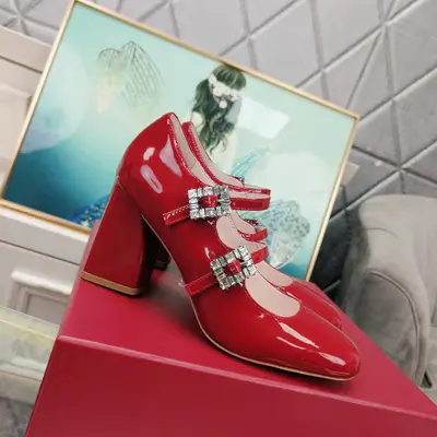 Roger vivier2024年春季新款帶跟鑽扣單鞋💰670💰