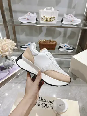 p710 ALEXANDER MCQUEEN/亞歷山大麥昆 2024春夏男Sprint運動情侶款 鞋側面飾有時尚個性字母seal Logo標誌 全皮十網面工藝 高版本油邊工藝 內裡羊皮 牛皮墊腳，不脫層不褪色，最新精美全套包裝 另配有一幅鞋
