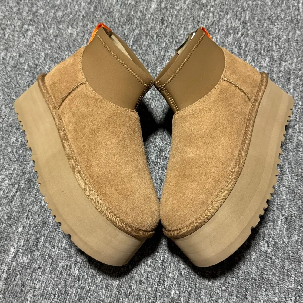 💰569   平臺外貿專供 UGG Classic 女士雪地靴 1168170 十年品牌製鞋代工廠生產線出品 注重每一處細節 隆豐A級真羊皮毛一體 完全遵循ZP工藝流程打造 尺碼：35 36 37 38 39 40 編號： 27YDEF3