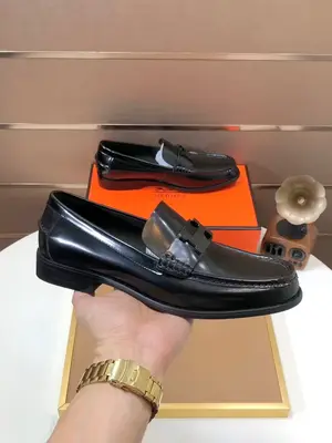 工廠💰【愛馬仕 HERMES】（牛皮內裡）🍀義大利頂級奢侈🍀他不追求新奇的款式和華麗的色彩，以其完美無瑕、優雅、經典的風格吸引著成功男士的青睞正裝皮鞋 這款非常非常舒適，簡潔穩重的款式讓您輕鬆搭配任何風格！版型絕對原版套楦1:1精製，