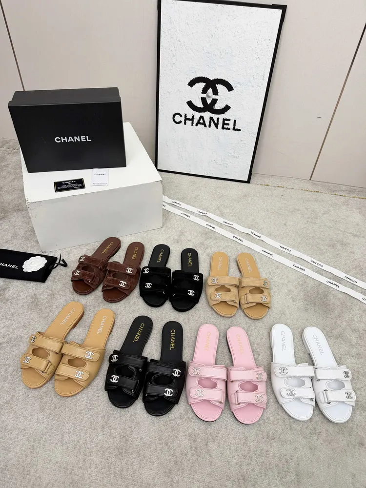 CHANEL2026春夏新款魔術貼拖鞋，一改前面老款厚重的水臺，更加簡約精緻秀氣，面料羊皮羊麂皮，內裡羊皮，水鑽飾釦，香奈兒的拖鞋新寵。