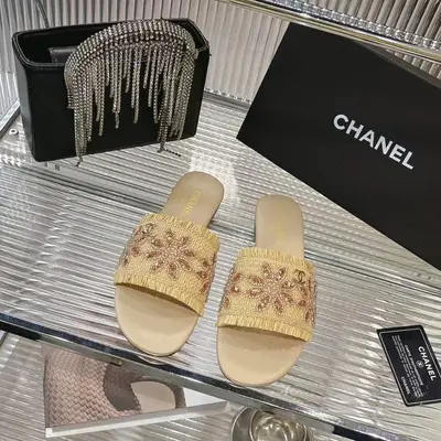 💫💫26春夏Chanel設計自帶高光，經典雙C標識彰顯身份，小香風的精緻感藏都藏不住～ 休閒不隨意，精緻好看，🤩上腳輕盈無負擔，細節處盡顯匠心，時髦精的夏日氛圍感全靠它撐場✨