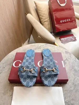 8023-3  牛仔¥640（35-42）這款拖鞋精心綴飾淺金色調馬銜扣細節，為暖日造型添注精緻格調。甄選GG丹寧面料打造，搭配典藏配件圖案，盡釋別緻風韻。