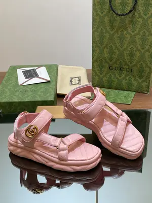 p600 Gucci新品2024夏季新款 🆕厚底方頭鑽石V紋交叉帶涼鞋🔥🔥🔥女士雙G扣沙灘涼鞋 魔術帶logo壓印涼鞋😻 👏👏👏💋