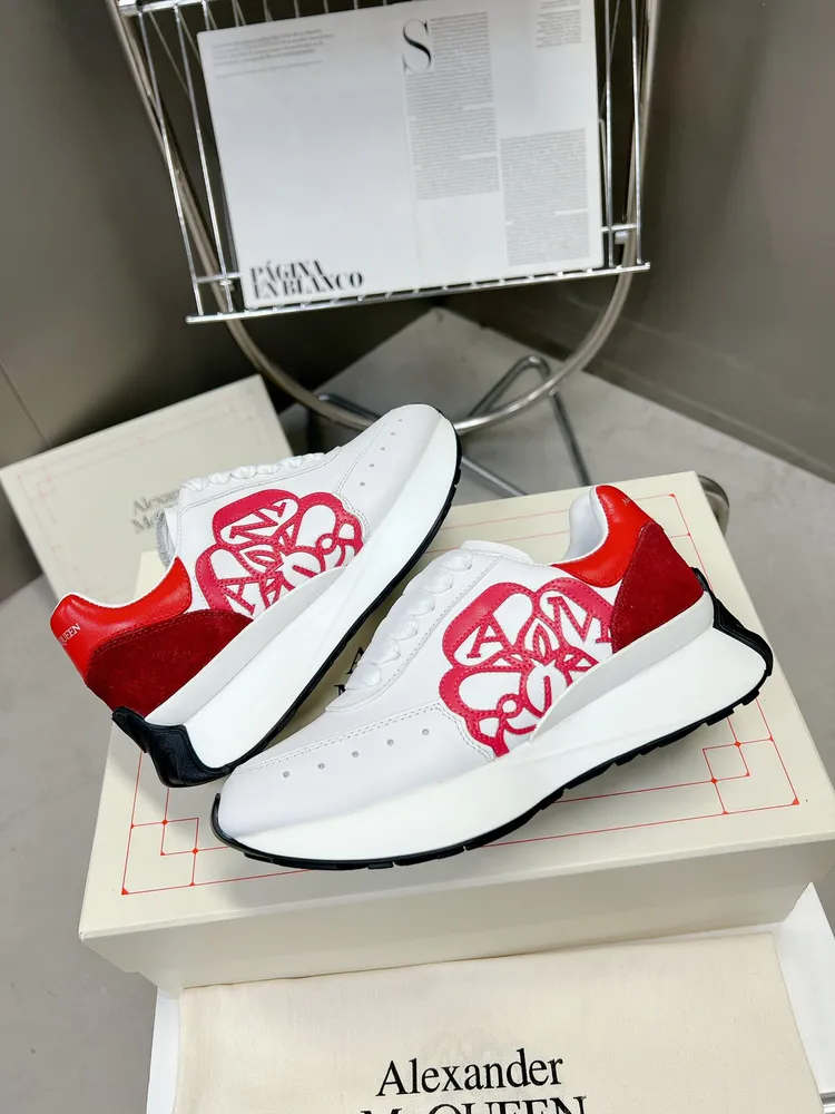 出廠價710 頂版上新ALEXANDER MCQUEEN/亞歷山大麥昆 2023春夏男Sprint運動情侶款 鞋側面飾有時尚個性字母seal Logo組合雕花標誌 內裡羊皮 牛皮墊腳，不脫層不褪色，最新精美全套包裝 另配有一幅鞋帶 35-4