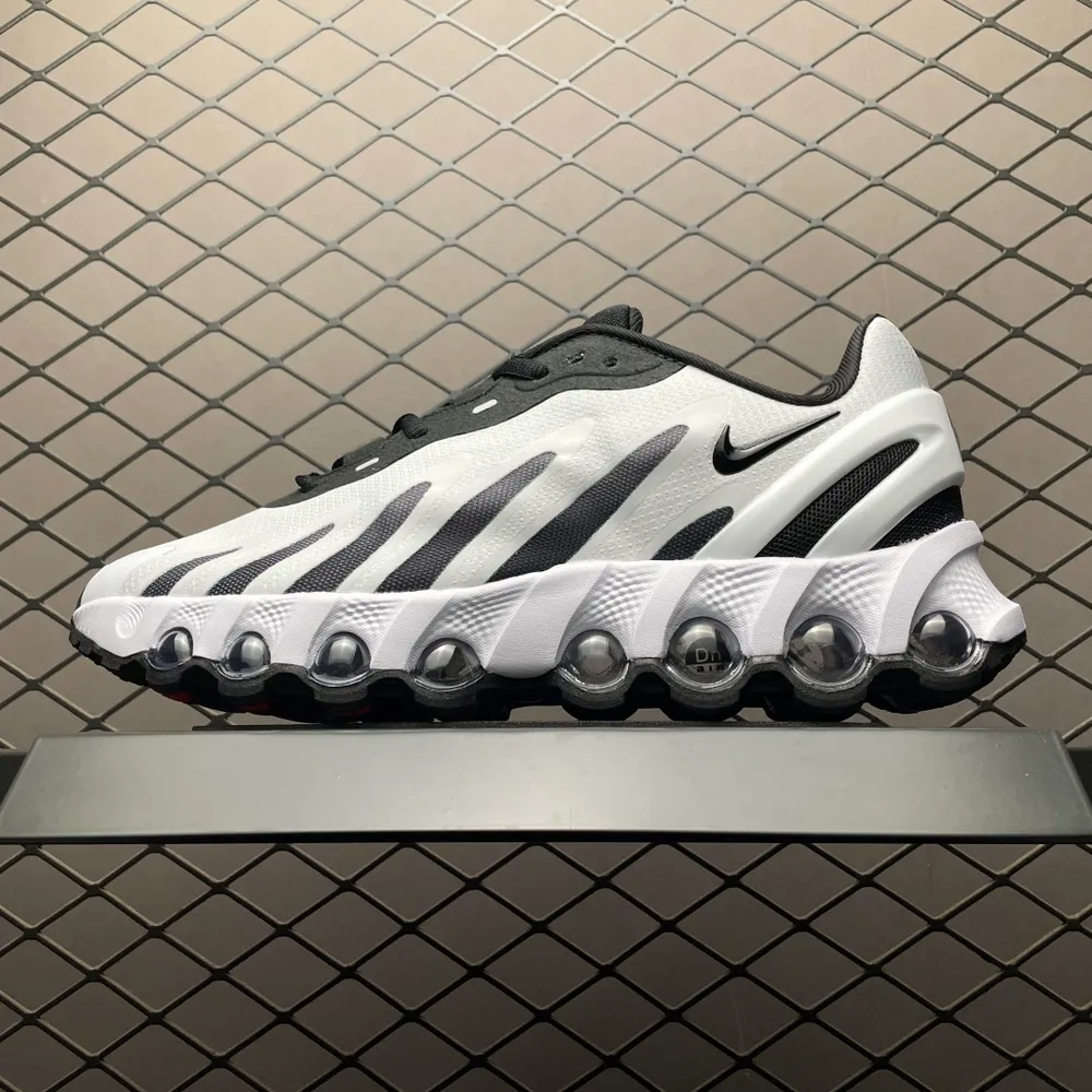 💰550 純原NK Air Max Dn8 氣墊跑鞋 FQ7860-009 全新鞋款在同側採用了圓柱倉式的設計，不僅有防滑耐磨性功能，還搭配了周圍一圈柔軟的泡棉材質，提供全新的複合腳感八成還是泡棉腳感 尺碼：36 37 38 39 40 