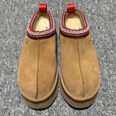 💰540   平臺外貿專供 UGG 女款雪地靴 1122553 十年品牌製鞋代工廠生產線出品 注重每一處細節 隆豐A級真羊皮毛一體 完全遵循ZP工藝流程打造 尺碼：35 36 37 38 39 40 編號： 37YDEF39