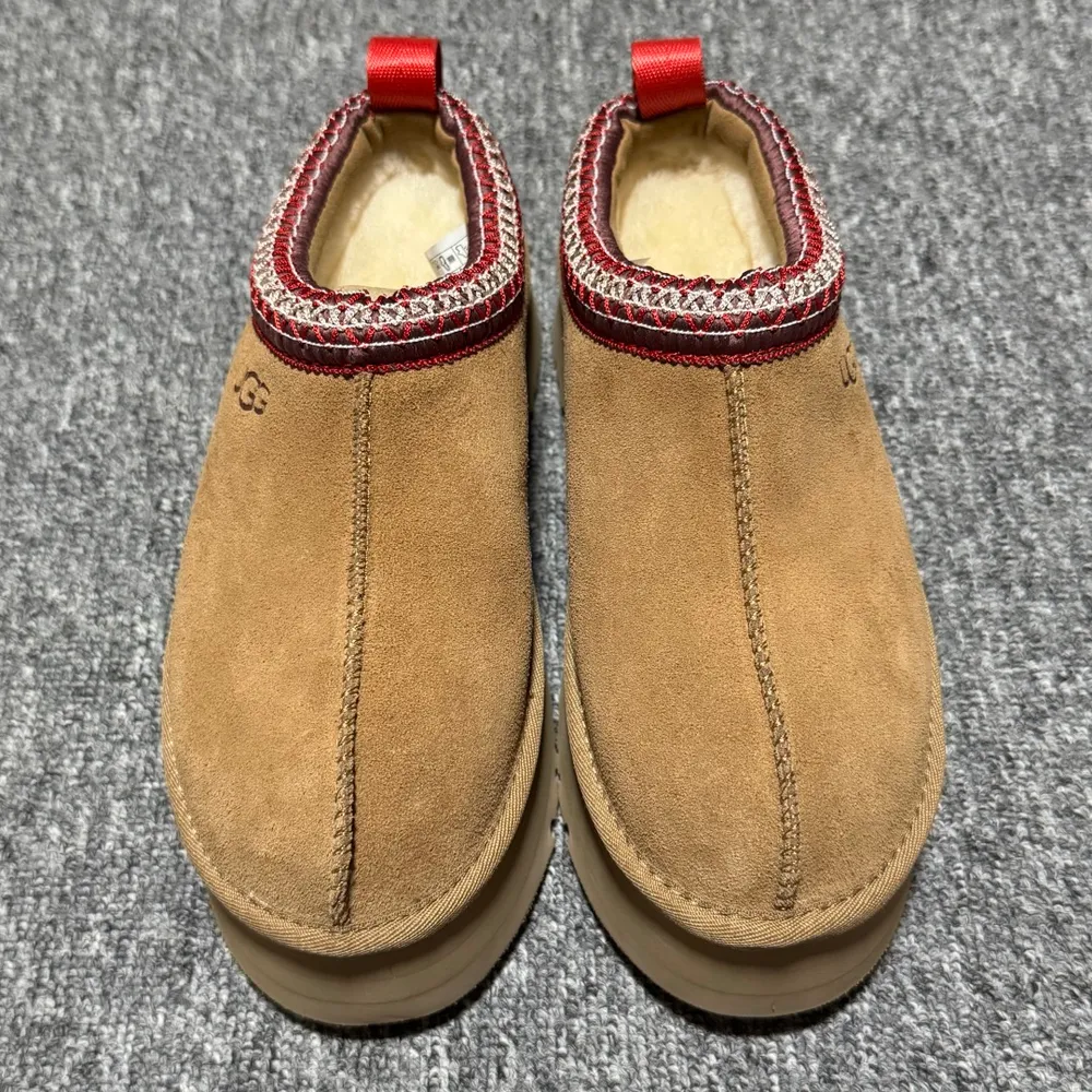 💰540   平臺外貿專供 UGG 女款雪地靴 1122553 十年品牌製鞋代工廠生產線出品 注重每一處細節 隆豐A級真羊皮毛一體 完全遵循ZP工藝流程打造 尺碼：35 36 37 38 39 40 編號： 37YDEF39