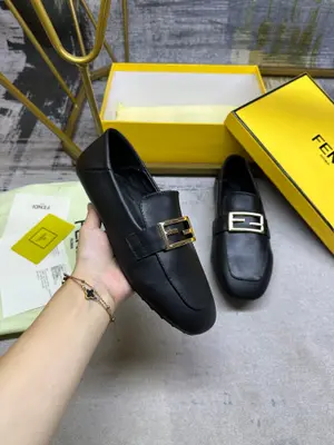 最新FENDI 樂福鞋，軟羊皮面料，金色扣件，羊皮內裡墊腳，35-42碼，跑量價610