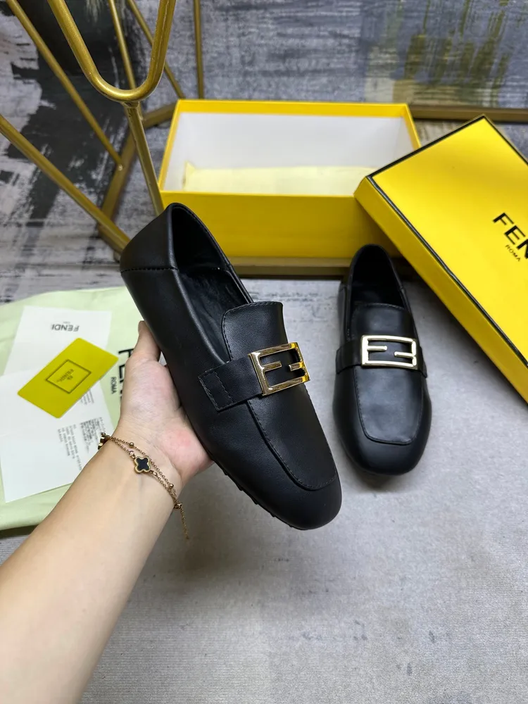 最新FENDI 樂福鞋，軟羊皮面料，金色扣件，羊皮內裡墊腳，35-42碼，跑量價610