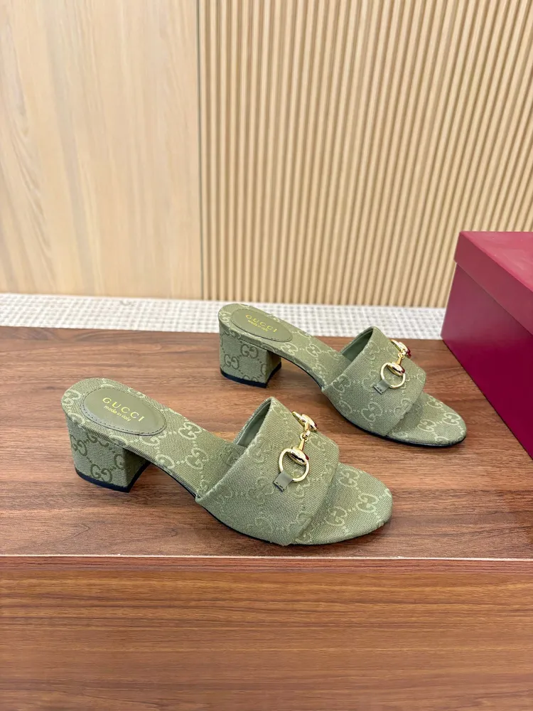 [P620]GuCCl 新款高跟涼拖鞋每個細節皆經過精心細緻打造，採用別具一格的鞋跟彰顯出眾魅力。煥新系列呼應近斯系列展現的格調，通過復古審美和現代風尚，將不同時代融會貫通！