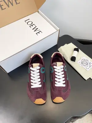 LOEWE•26秀場款 diy可愛搞怪運動鞋平底大頭的鞋型非常好看而且有點小搞怪的感覺！鞋帶的小裝飾感覺還可以自己diy一下子！鞋側面依舊是經典的羅意威經典logo！增加辨識度其字型也有一定的藝術性！內裡柔軟舒適非常適合日常！！