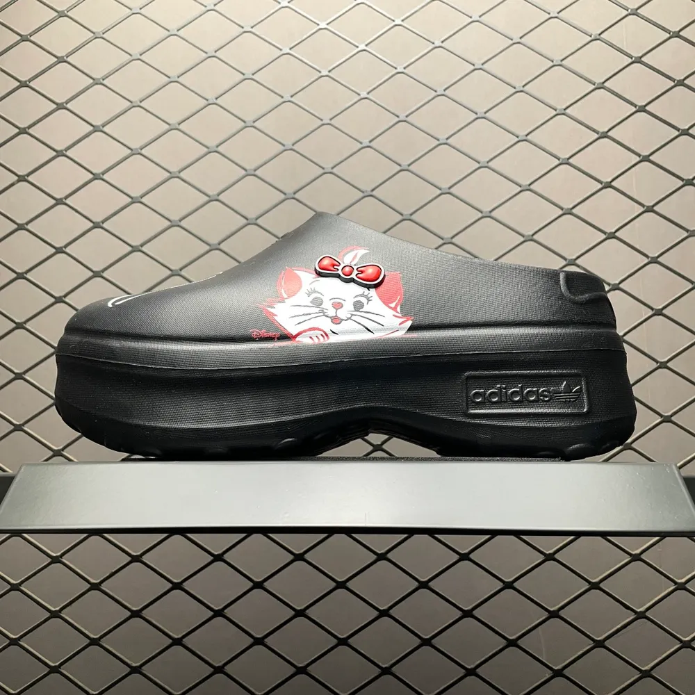💰450   Disney x AD 阿迪 AdiFOM Stan Smith Mule 慕勒 迪士尼聯名 輕便休閒涼鞋拖鞋 廚師鞋 輕鬆腳感 一穿即走 這款拖鞋旨在致敬經典的Stan Smith 簡約鞋面和後跟細節靈感源於原版 並通過厚