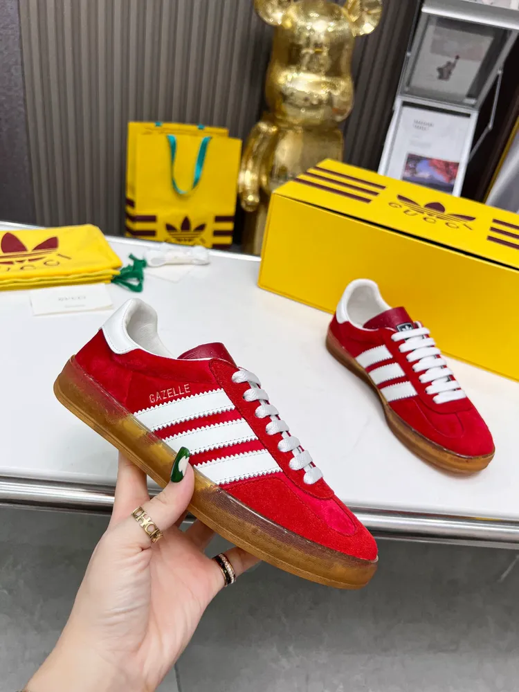 出廠價610 男+10 Adidas｜GUCCI🔥三葉草logo與標誌性三條杆為設計元素☘️將其與獨屬於的GUCCI 雙方選擇adidas originals經典鞋型 Gazalle為藍本，生膠鞋底搭載三葉草和GUCCI logo，蟒蛇紋