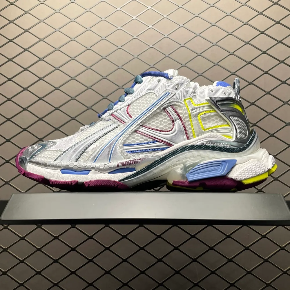 💰850 純原Balenciaga 巴黎世家 Runner 破壞風 手工做舊款復古老爹鞋 大廠全新出品 該款是通過溢膠 做舊 縫線等細節 展示了設計師 Demna的運動鞋風格 傳遞復古感 後側板 翹起的鞋頭 展示了 Demna 在結構上的