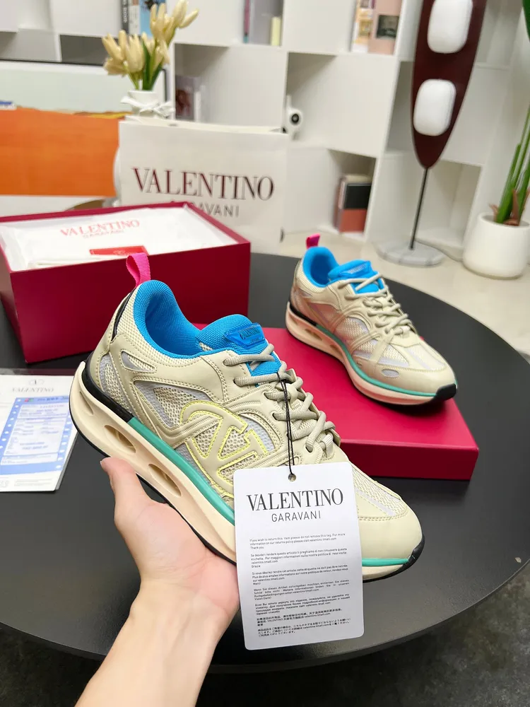 楊洋、鄭業成、王弘毅 演繹Valentino全新Easy  Jog運動鞋