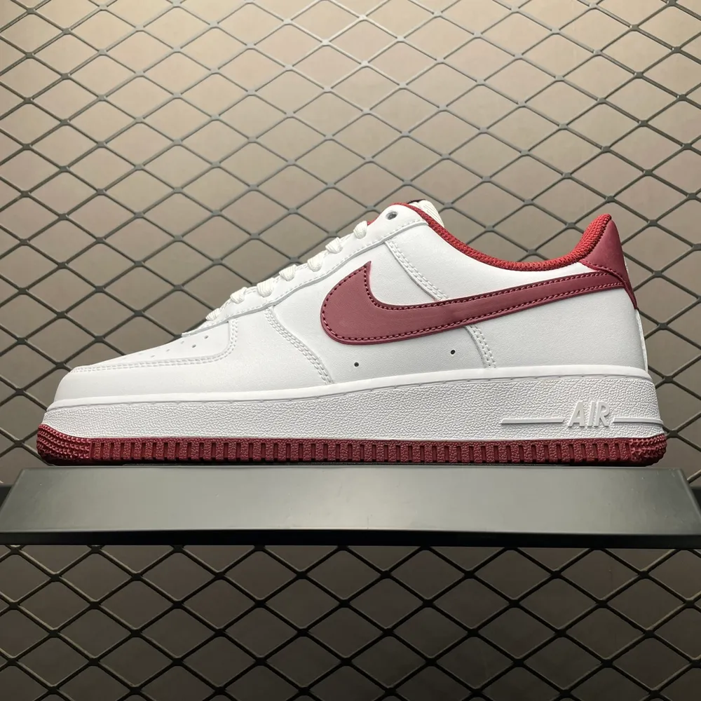 💰550 純銀NK Air Force 1 Low 空軍一號低幫休閒板鞋 FV5948-105 原廠衝刀皮料切割乾淨 無任何毛邊 打造純正空軍 全掌內建蜂窩氣墊 原盒配件 原廠中底鋼印、拉幫完美 全套原楦原模傾力打造完美版型 尺碼：36 