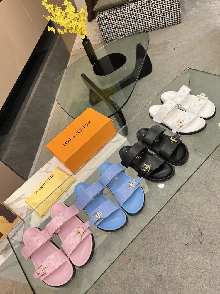 Louis Vuitton路易威登夏新款拖鞋火爆上市，1:1高階定製，秒殺一切仿品，原版開模LOGO衝孔裝飾，既時尚又美觀，面料:小牛皮，內裡羊皮，精美原版鞋楦，大底，鞋底加水臺4釐米。碼數35—42,  多色可選帶圖下單，P580歡迎傳圖