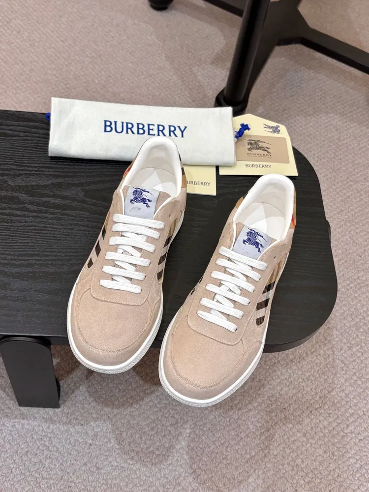 女款660元！ Burberry2025爆款出爐，歷經三年經典格子迴歸，百搭，裝飾精紡 Burberry 格紋圖案。搭配網眼內襯和格紋鞋帶，橡膠鞋底飾有典藏 Burberry 字母徽標。來自 Burberry 經典之作系列，以鮮明品牌風格詮