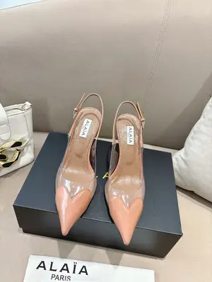 P660 ALAÏA2026 春夏HighLove坡跟穆勒鞋 標誌性愛心鞋頭+透明PVC拼接，辨識度超高!漆皮與裸色透明材質結合，視覺輕盈，坡跟設計拉長腿部線條，穿著更穩